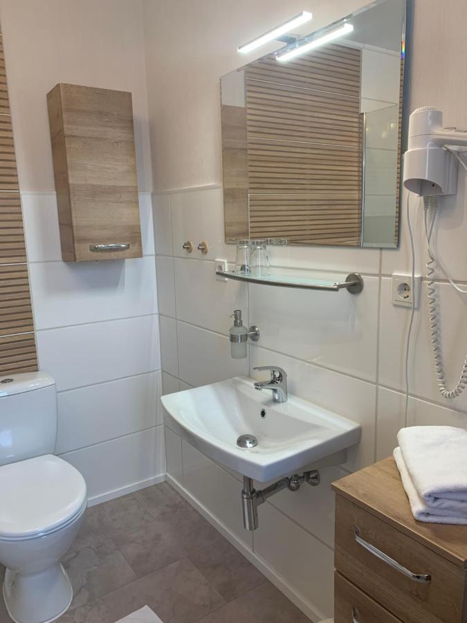 Restaurant Landgasthof Zum Wiesengrund Newel Bagian luar foto