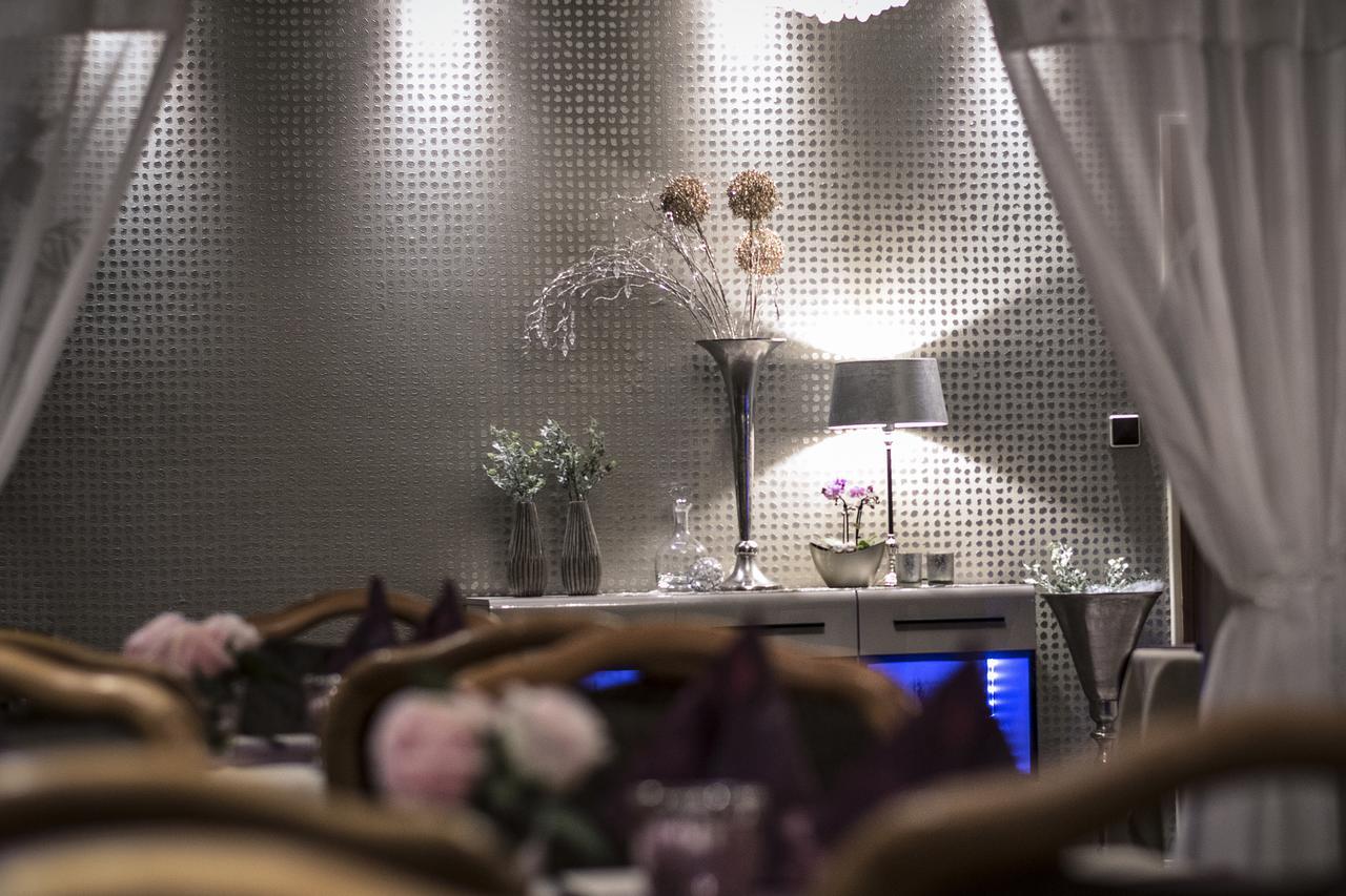 Restaurant Landgasthof Zum Wiesengrund Newel Bagian luar foto