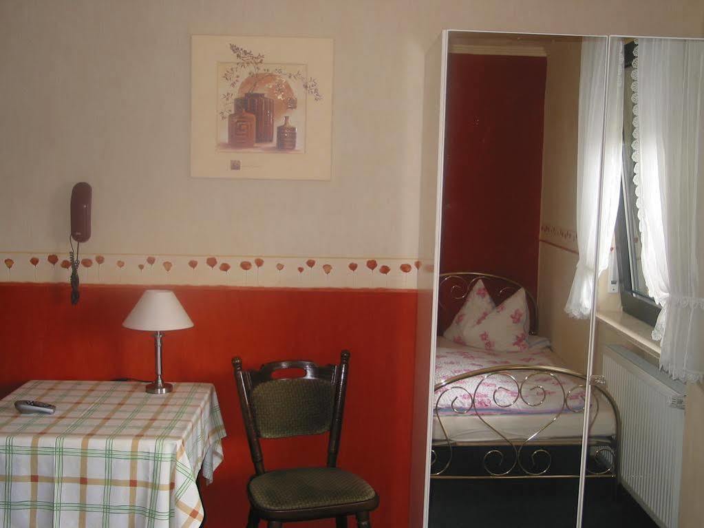 Restaurant Landgasthof Zum Wiesengrund Newel Bagian luar foto