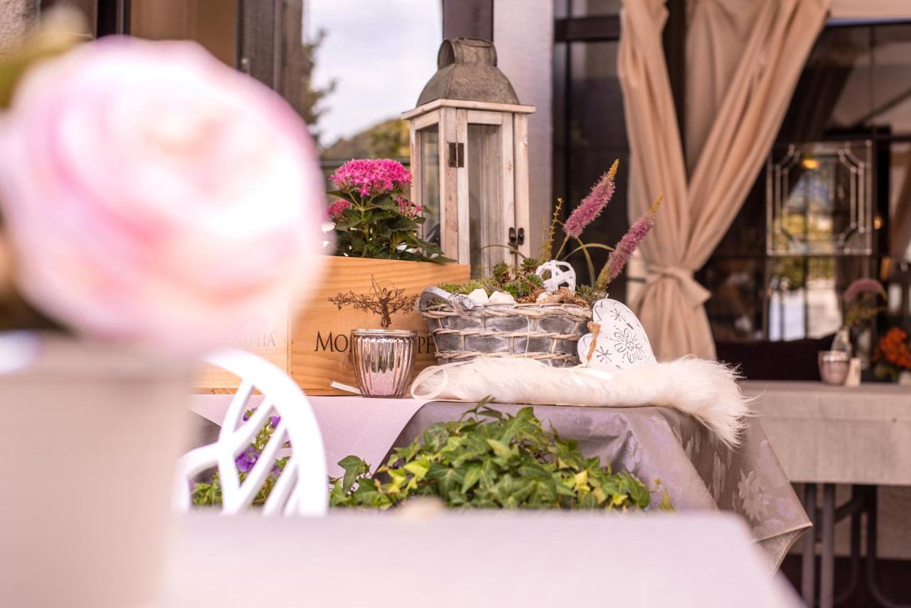 Restaurant Landgasthof Zum Wiesengrund Newel Bagian luar foto